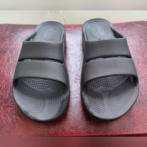 OOFOS OOahh Recovery Slide - Unisex Black M7 W9‎